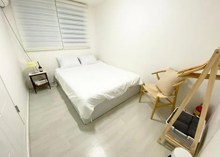 Отель типа "постель и завтрак" Hongdae Cozy42 4*
